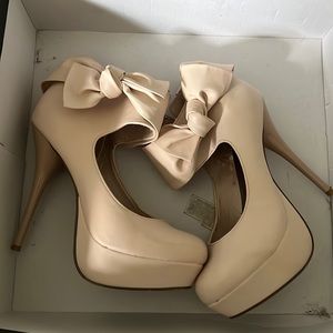Light beige heels with bow